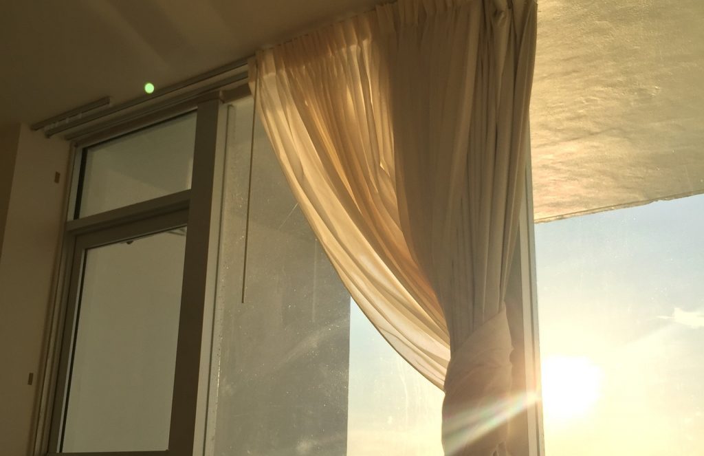 Sonnenschutz für Zuhause - Der Vorhang